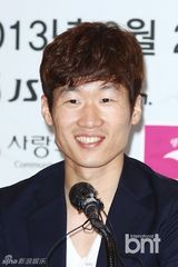 组图：韩球星朴智星公开恋情 爱上美女主播