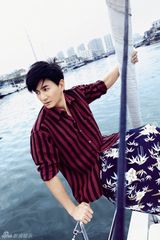 组图：吴奇隆夏日海洋大片 展深蓝色诱惑