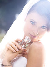 组图：奥利维亚-维尔德婚纱大片 白裙唯美妩媚