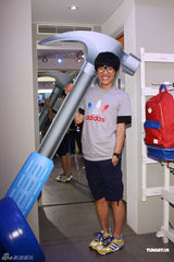 组图：卢广仲出席代言 搏命空降被吊半空压力大