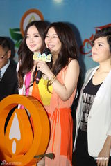 组图：温岚携手花儿选手出席公益活动献爱心