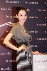 幻灯图：李彩华泰国买楼  Jessica C等名模走秀