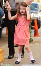 幻灯图集：凯蒂片场拍戏 苏瑞探班粉色系装扮