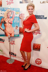 高清组图：超模凯特-阿普顿性感红裙亮相送飞吻