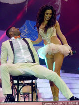 组图：Girls Aloud开唱 风骚露底挑逗男舞伴