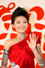 高清图：大S喜庆红裙大赞老公 期待迎接家庭新成员