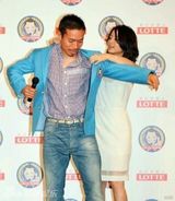 幻灯图：球星长友佑都出席代言 堀北真希惊喜助阵