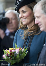 组图：凯特王妃准辣妈踩高跟 与女王亲民乘地铁