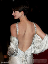 组图：性感艳女阿曼达斗艳海瑟薇挥手走光