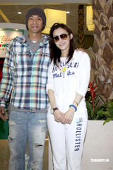 幻灯图：范玮琪秀钻戒 陈建州称年内一定办婚礼