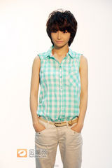 组图：广州快女50强拍创意大片 清新美女现场搞怪