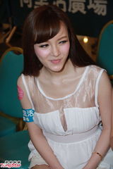 组图：众嫩模各出奇谋抢镜 钟采羲林宜芝争男友