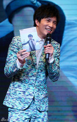 组图：薛之谦发新专《意外》 赚钱做喜欢的音乐