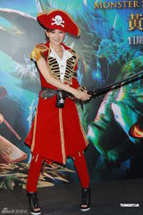 组图：诸葛梓岐海盗装造型亮相 坦言婚后家庭第一