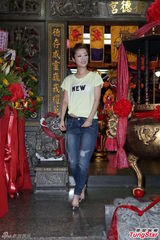 组图：李娅莎台湾拜神 仍不放弃发展台语歌曲