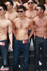 组图：亚洲先生闹市裸身宣传 热门选手大秀腹肌