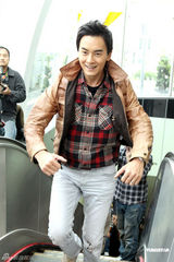 组图：《国民英雄》探班 郑元畅演技被批虚心接受