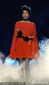 组图：王菲优雅现身湖南卫视跨年演唱新曲《愿》
