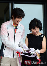 组图：韩星赵仁成朱元出席龙仁物流中心竣工仪式