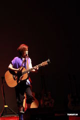 组图：卢凯彤举行音乐会 五支吉他轮番上阵