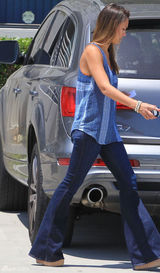 组图：杰西卡-阿尔芭街拍 条纹上衣搭牛仔裤