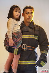 组图：古天乐刘青云爬硬地 被小萝莉骑大马