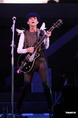 高清组图：何韵诗不改帅气风格 蘑菇头中性开唱