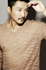 组图：涂松岩优品男封面曝光 轮廓彰显熟男魅力