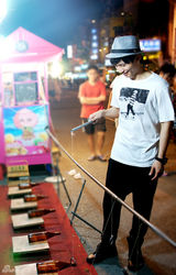 组图：陈楚生素颜逛台北夜市 筹备个人原创专辑