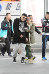 秦海璐依偎王新军小鸟依人 亲昵摸男童脑袋(图)