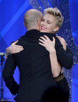 塞隆劳伦斯同性恋庆典狂欢 克林顿领贡献奖(图)