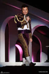 组图：张信哲红馆开唱 深情演绎哲式情歌