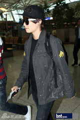 组图：韩团f(x)为K-POP公演现身上海机场