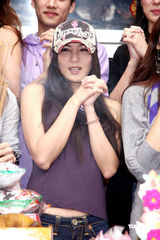 幻灯图集：伊林模特结束九天年假 黄志玮等新春团拜 