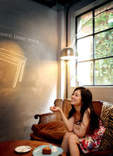 幻灯图集：张娜拉杂志照可爱玲珑 尽显小女人娇羞