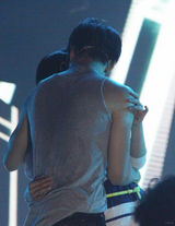 组图：柳岩与泰版《浪漫满屋》Mike贴身热舞