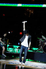 组图：陈楚生激情献唱NBA明星赛 摇滚范Hold住场