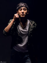 组图：张睿休闲运动写真 仰望天空扮深沉