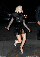 组图：GaGa透视短裙下体隐现 下车不忘摆pose