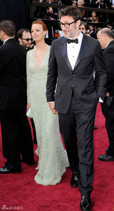 高清组图：奥斯卡红毯《艺术家》导演携妻亮相