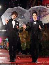 高清组图：金曲奖红毯星光熠熠 那英躲雨不顾形象