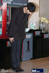 组图：元斌帅气出席化妆品牌新品发布会