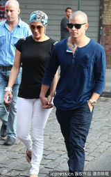 组图：洛佩兹透视装与男友十指紧扣压马路