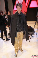 组图：李玟勤练瑜珈随时当妈 李克勤献处女走秀