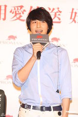 组图：严爵赠千万大礼为母庆生 另一半要孝顺