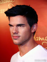 组图：暮光狼人蜡像遭撩衫秀腹肌 女星露腿献吻