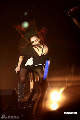 幻灯图：张惠妹个唱骷髅装亮相 伏明霞夫妇到场