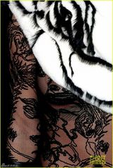 组图：蕾哈娜真空蕾丝魅惑 披皮草黑唇贵妇范