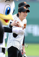 组图：金善雅金柱赫为棒球赛开球 情侣档宣传新片