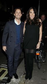 组图：F1总裁女儿孕期与丈夫外出 高筒靴展性感